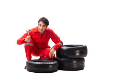 Beyaz lastikli genç bir garaj işçisi.