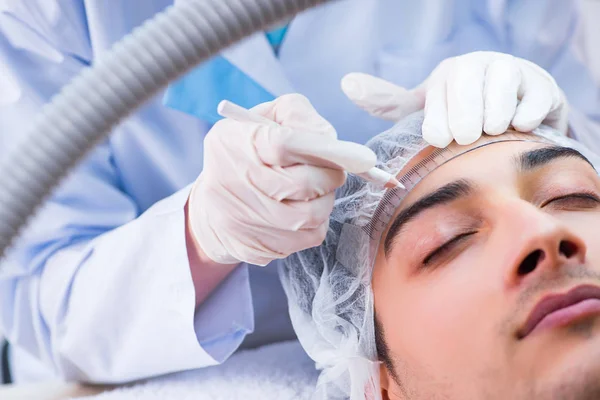Lekarz mierzący twarz pacjenta przed operacją plastyczną — Zdjęcie stockowe
