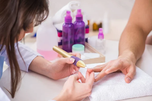 Handen tijdens manicure zorg sessie — Stockfoto