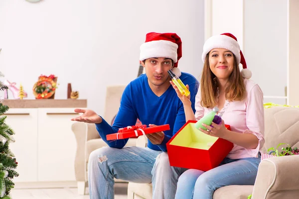 Młoda para świętująca Boże Narodzenie w domu — Zdjęcie stockowe