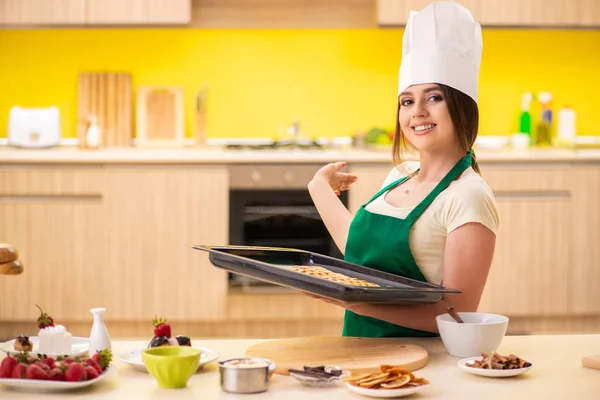 Young cook cooking cakes in the kitchen — Stock Photo, Image