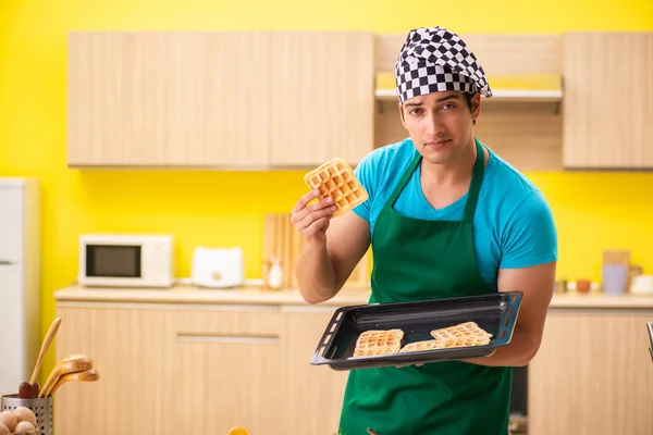 Hombre cocinar la preparación de pastel en la cocina en casa —  Fotos de Stock