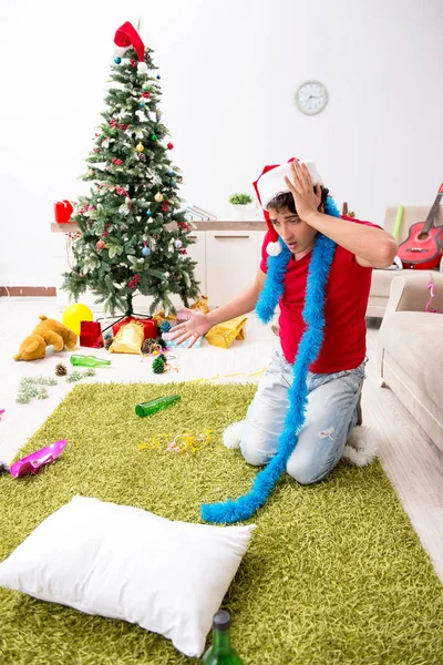 Ung man berusad hemma efter julfesten — Stockfoto