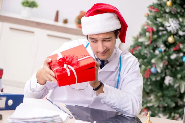 Doctor with gift box in the hospital — Stock Photo, Image