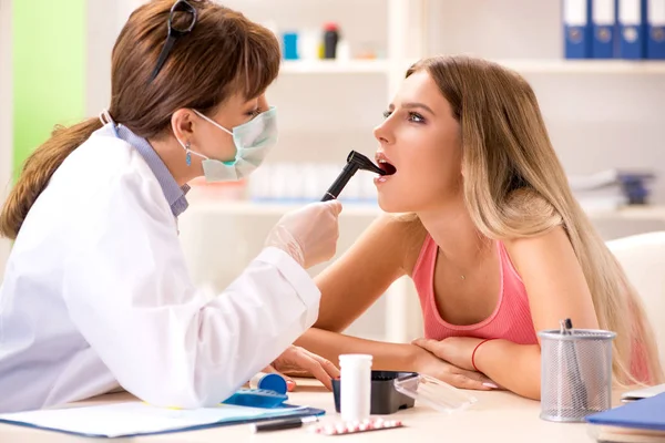 Jeune belle femme visitant dentiste féminin — Photo