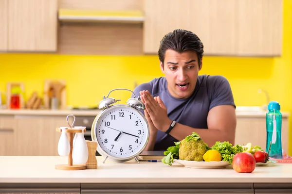 Joven en la dieta y el concepto de alimentación saludable — Foto de Stock