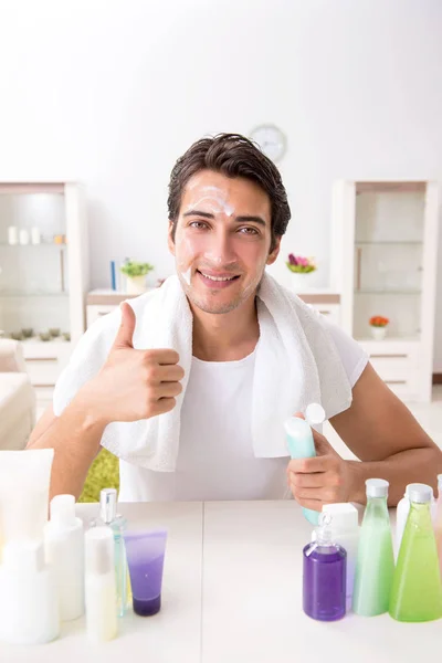 Jovem homem bonito no banheiro em conceito de higiene — Fotografia de Stock