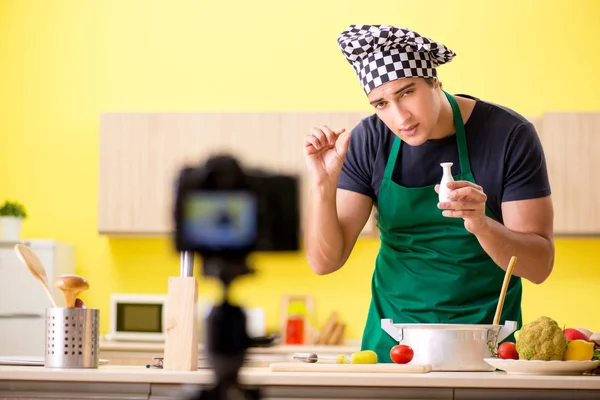 Jovem chef blogger explicando a preparação de alimentos — Fotografia de Stock