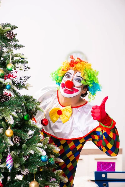 Rolig clown i jul firande koncept — Stockfoto