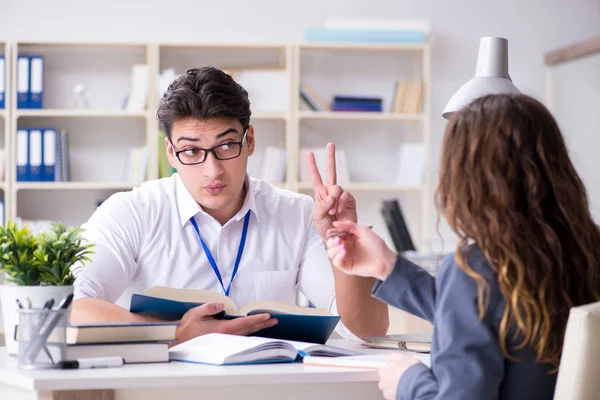 Assistente de vendas discutindo transação com cliente — Fotografia de Stock