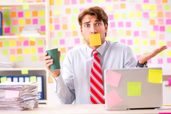 Junger schöner Mann in widersprüchlichem Prioritätenkonzept — Stockfoto