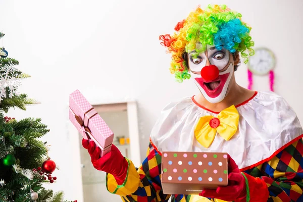 Rolig clown i jul firande koncept — Stockfoto