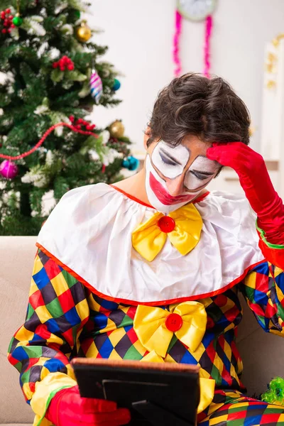 Grappige clown in Kerstmis viering concept — Stockfoto