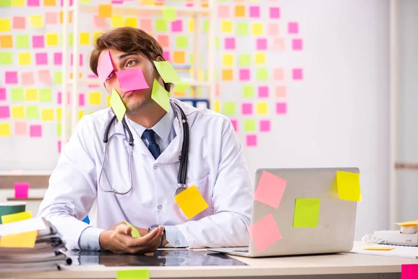 Medico maschile con molte priorità contrastanti — Foto Stock