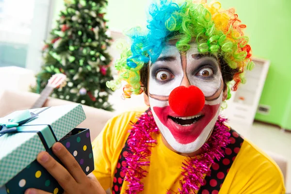 Zabawny clown w Boże Narodzenie celebracja koncepcja — Zdjęcie stockowe