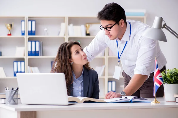 Profesor explicando al estudiante en la formación de idiomas —  Fotos de Stock