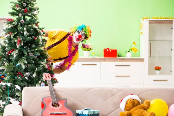 Karácsonyi ünnepség koncepciójának a vicces bohóc — Stock Fotó
