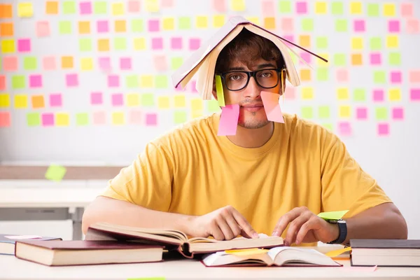 Student bereitet sich auf Prüfungen mit vielen widersprüchlichen Prioritäten vor — Stockfoto