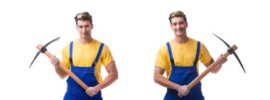 Genç adam yüklenici ile üzerine beyaz izole balta