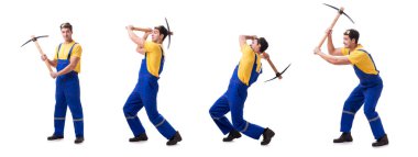 Genç adam yüklenici ile üzerine beyaz izole balta