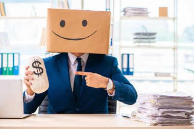 Kafası yerine kutusu olan mutlu bir adam.