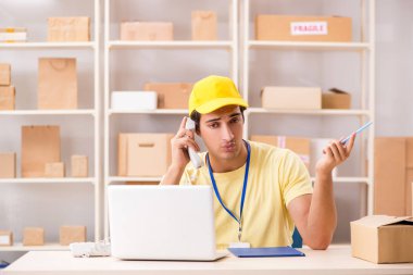 Kutu taşıma servisinde çalışan yakışıklı bir müteahhit. 