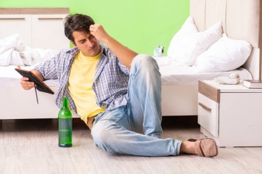 Mutsuz aşk kavramında üzgün genç adam.