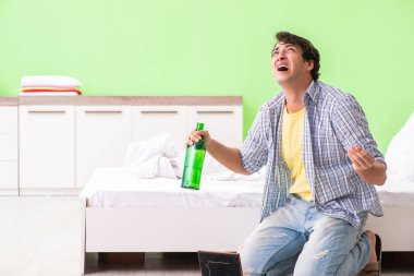 Mutsuz aşk kavramında üzgün genç adam.