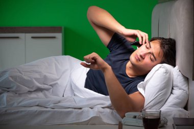 Genç yakışıklı adam evinde uykusuzluk çekiyor.