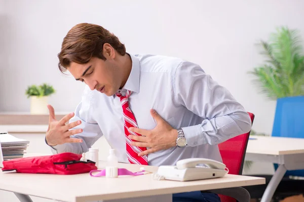 Orang dengan kotak P3K di kantor — Stok Foto