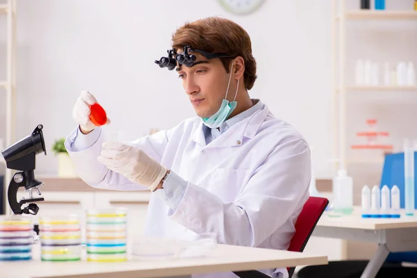 Jonge chemicus werkt in het lab — Stockfoto