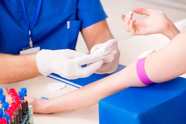 Paciente jovem durante o procedimento de coleta de sangue — Fotografia de Stock