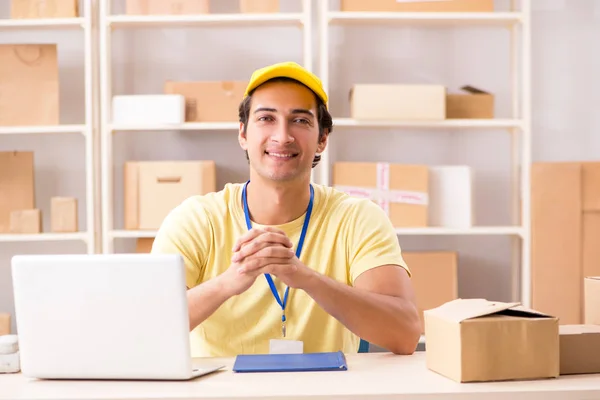 Schöner Auftragnehmer arbeitet in Box Delivery Relocation Service — Stockfoto