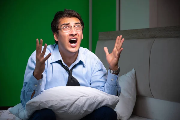 夜の寝室でストレス下にある若いビジネスマン — ストック写真