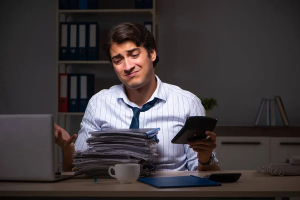 Joven gerente financiero trabajando hasta tarde en la noche en la oficina — Foto de Stock