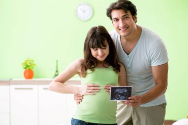 Genç aile hamileliği öğreniyor.