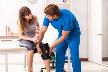 Genç bayan hasta erkek doktor travmatoloğu ziyaret ediyor. 