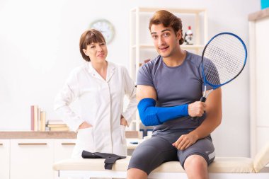 Genç tenisçi doktor travmatoloğu ziyaret ediyor. 