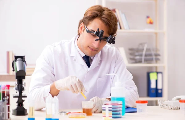 Chemicaliën in het lab controleren met ph strips — Stockfoto