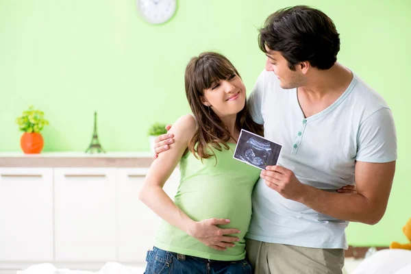 Ung familj att ta reda på om graviditet — Stockfoto