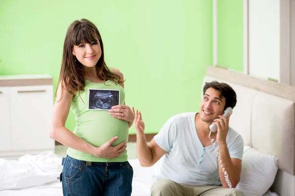 Ung familj att ta reda på om graviditet — Stockfoto
