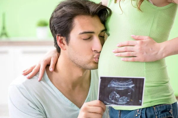 Ung familj att ta reda på om graviditet — Stockfoto