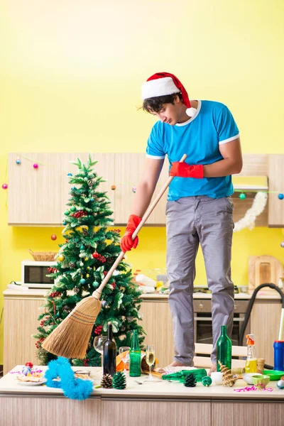 Joven limpieza cocina después de la fiesta de Navidad — Foto de Stock