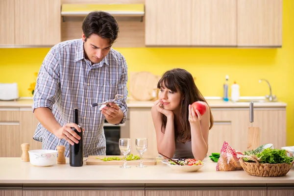 Casal jovem celebrando aniversário de casamento na cozinha — Fotografia de Stock