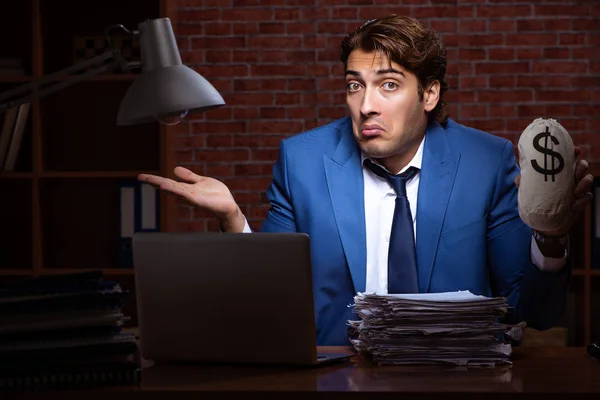 Jovem empresário trabalhando no escritório à noite — Fotografia de Stock