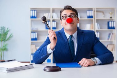 Ofisinde çalışan bir avukat.