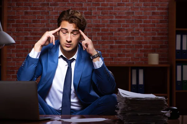 Young businessman working in the office at night — Stock Photo, Image