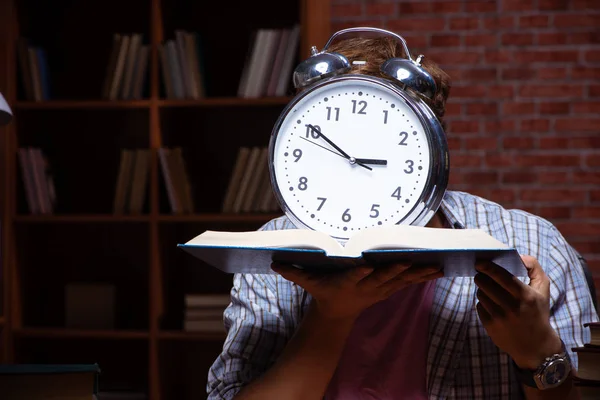 Jovem estudante bonito se preparando para exames à noite — Fotografia de Stock