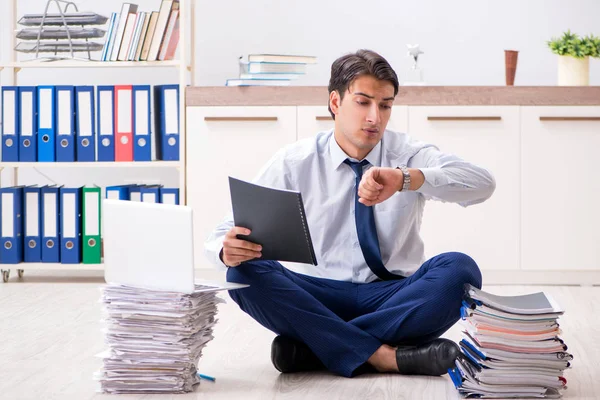 Funcionário extremamente ocupado trabalhando no escritório — Fotografia de Stock