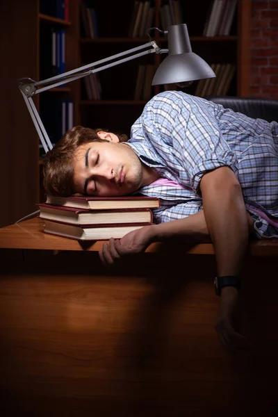 Joven estudiante guapo preparándose para los exámenes por la noche — Foto de Stock